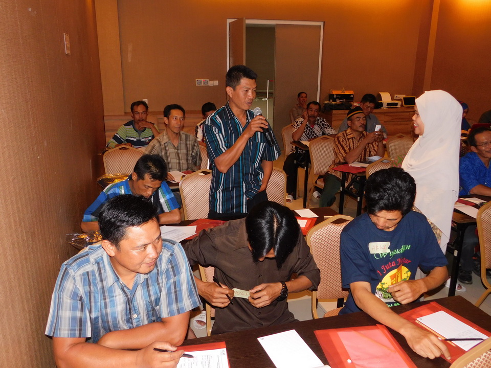 Sri Kadariah saat melakukan tanya jawab degan peserta training